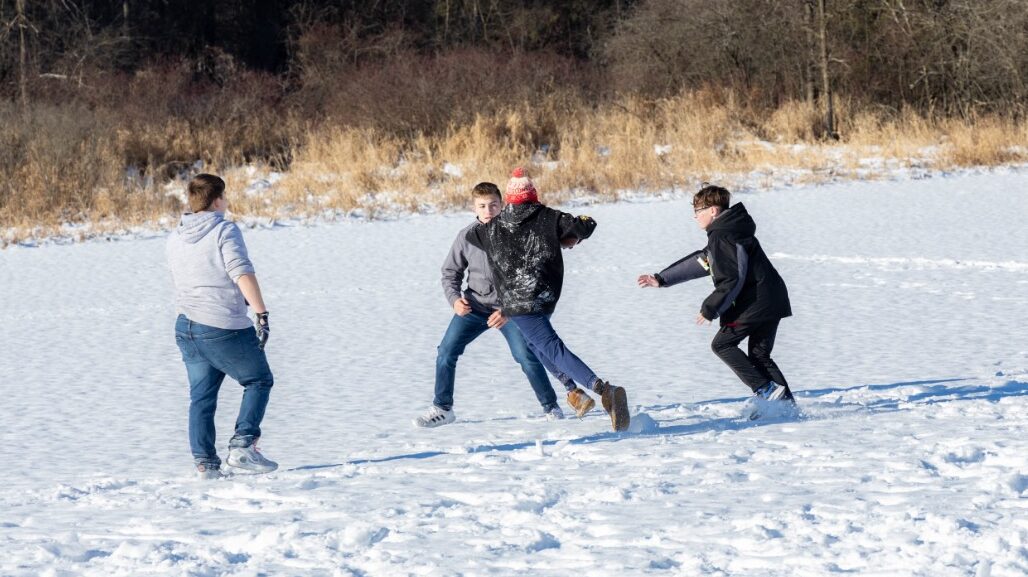 Kids_playing_in_snow